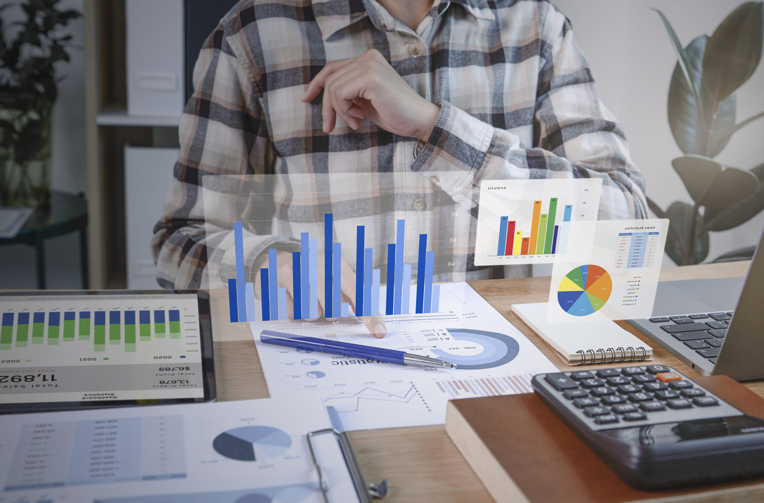 Empresarios que trabajan en finanzas y contabilidad Analizar las finanzas
